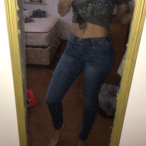 These are low rise hollister jeans in the size 1